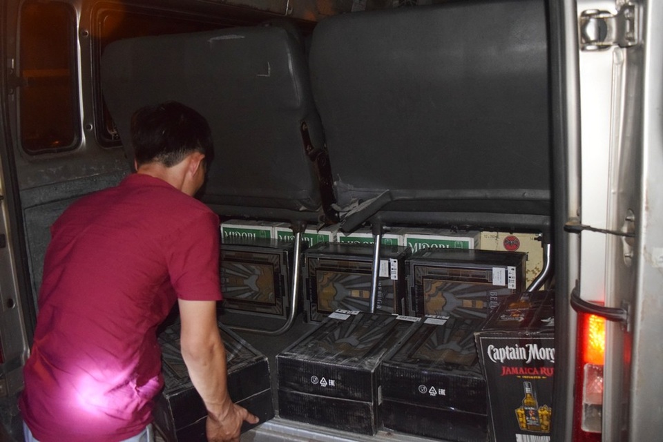 Bắt xe khách chở số lượng rượu ngoại lớn không nguồn gốc - 2 Rượu lậu để khắp nơi trong xe