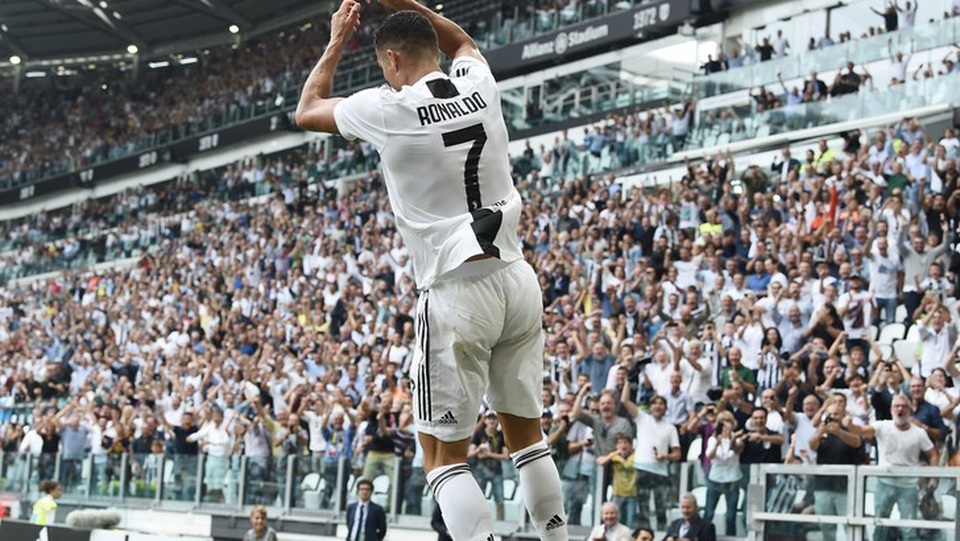 Những khoảnh khắc sung sướng tột độ của C.Ronaldo khi ghi bàn đầu tiên cho Juventus - 7
Pha ăn mừng quen thuộc của C.Ronaldo