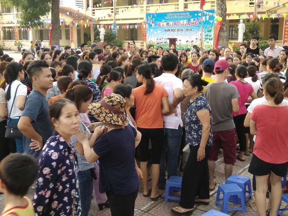 Xác định "có thu sai quy định ở trường tiểu học Sơn Đồng" - 4 Hàng trăm phụ huynh bức xúc nán lại sân trường đòi Hiệu trưởng đối thoại sau khi lãnh đạo này bỏ vào phòng họp.