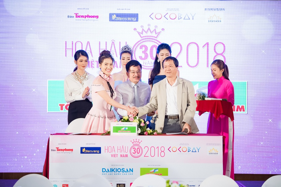 Thép Nam Kim – Hành trình 16 năm chinh phục thị trường - 4 Ông Phạm Mạnh Hùng – Tổng Giám đốc Công ty Cổ Phần Thép Nam Kim ký kết tài trợ cuộc thi Hoa hậu Việt Nam 2018 với đại diện BTC là Bà Phạm Kim Dung (P. Trưởng BTC – Tổng giám đốc Công ty Sen Vàng)