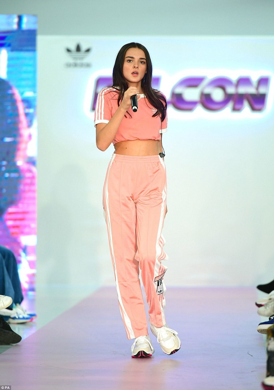 Hailey Baldwin đọ eo thon với Winnie Harlow - 9