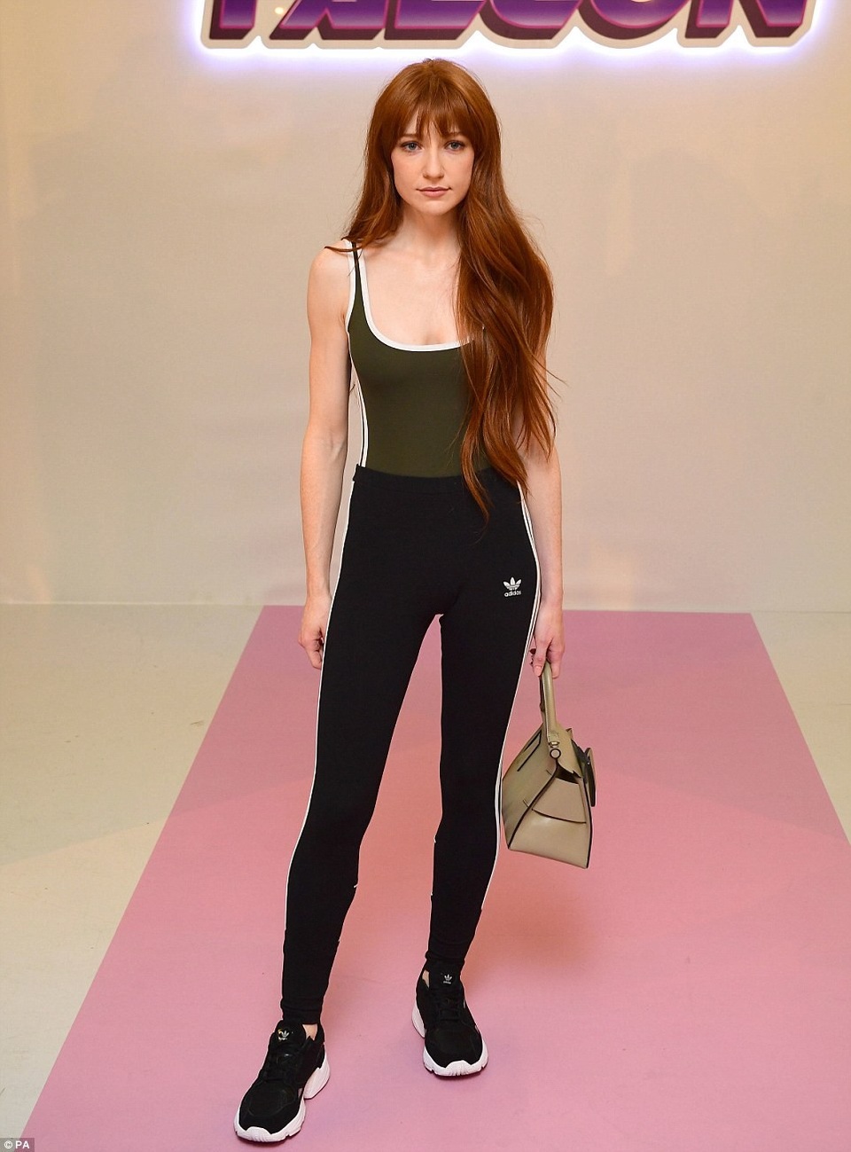 Hailey Baldwin đọ eo thon với Winnie Harlow - 12