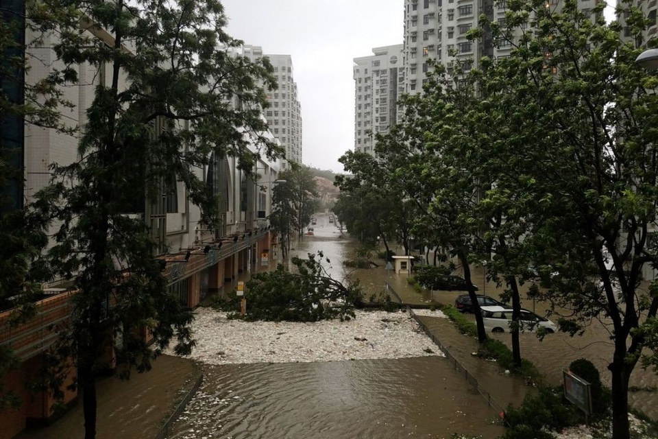 Bão mạnh nhất hành tinh tàn phá Trung Quốc - 4
Tại Hong Kong, bão Mangkhut đã khiến nhà cửa bị hư hại, tình trạng ngập lụt xảy ra ở nhiều nơi. (Ảnh: Reuters)