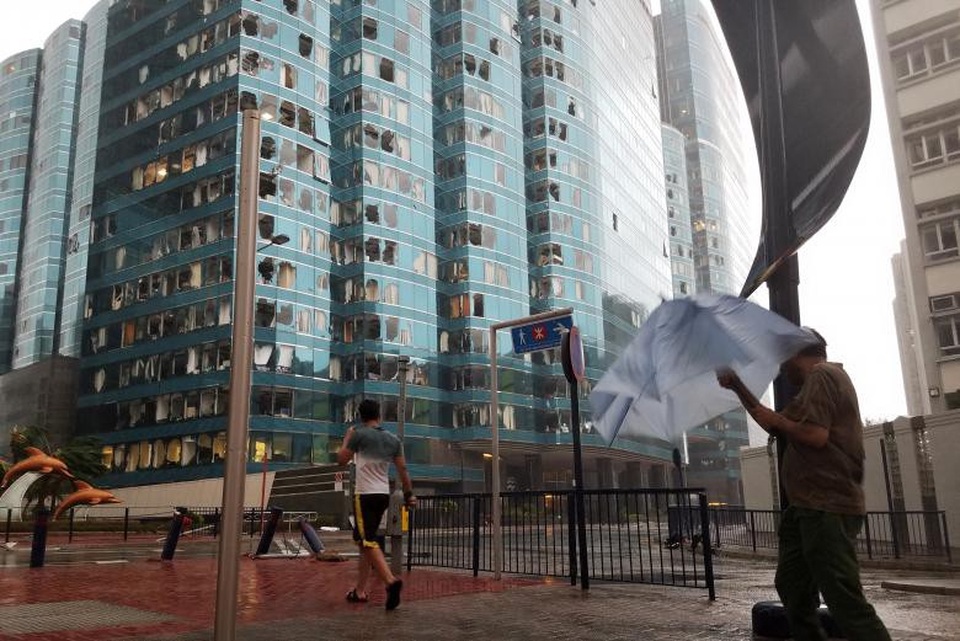 Bão Mangkhut đổ bộ Hong Kong: Nhà cao tầng rung lắc như có động đất - 1
Cửa kính tại một tòa cao tầng ở Hong Kong bị vỡ vì mưa to, gió lớn trong bão Mangkhut. (Ảnh: Reuters)