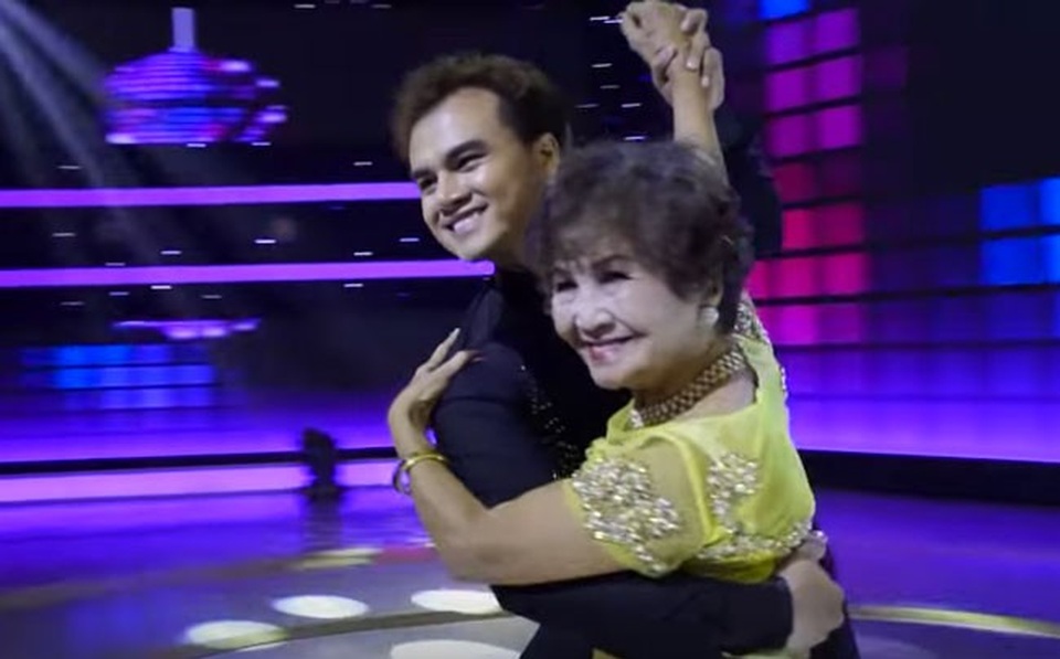 Cụ bà 85 tuổi khiêu vũ mạnh bạo, nhào lộn gây sửng sốt - 2 Trổ tài nhào lộn điêu luyện bằng một vũ điệu trên nền nhạc Mambo sôi động, bà Dung khiến...