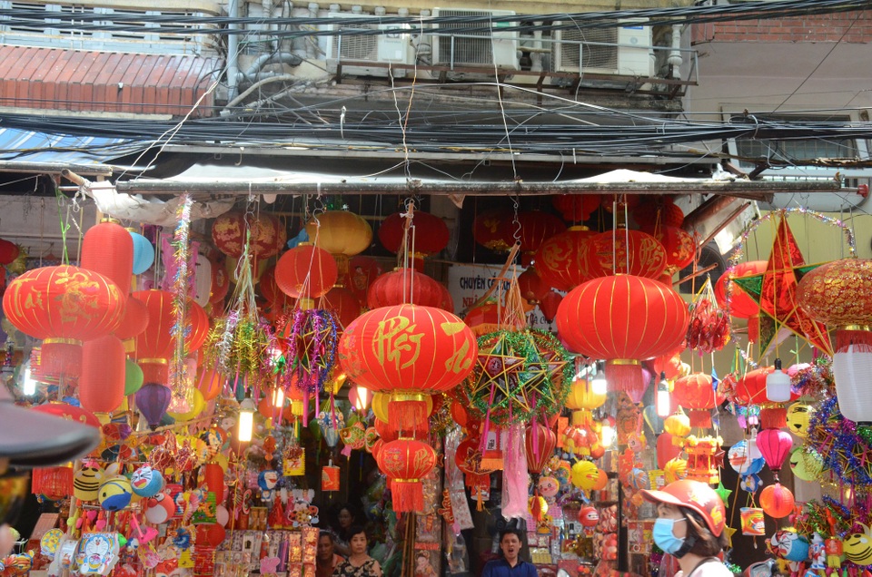 Phố Hàng Mã rực rỡ sắc màu với đủ mọi đồ chơi trung thu