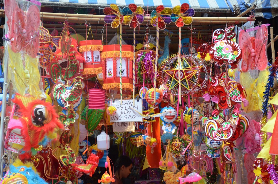 So với mọi năm, năm nay các mặt hàng thủ công truyền thống chiếm ưu thế với mẫu mã phong phú và giá cả phải chăng. Trong đó, bán chạy nhất là các loại mặt nạ giấy bồi với giá từ 30-50 nghìn đồng, đèn ông sao 5 cánh giá từ 15-50 nghìn đồng/ chiếc, đầu sư tử giá từ 60-200 nghìn đồng, tùy kích cỡ…