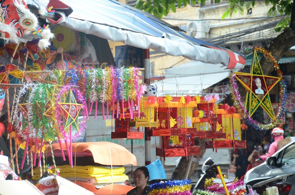 Đèn kéo quân được làm thủ công cũng được ưa chuộng trong mùa trung thu năm nay