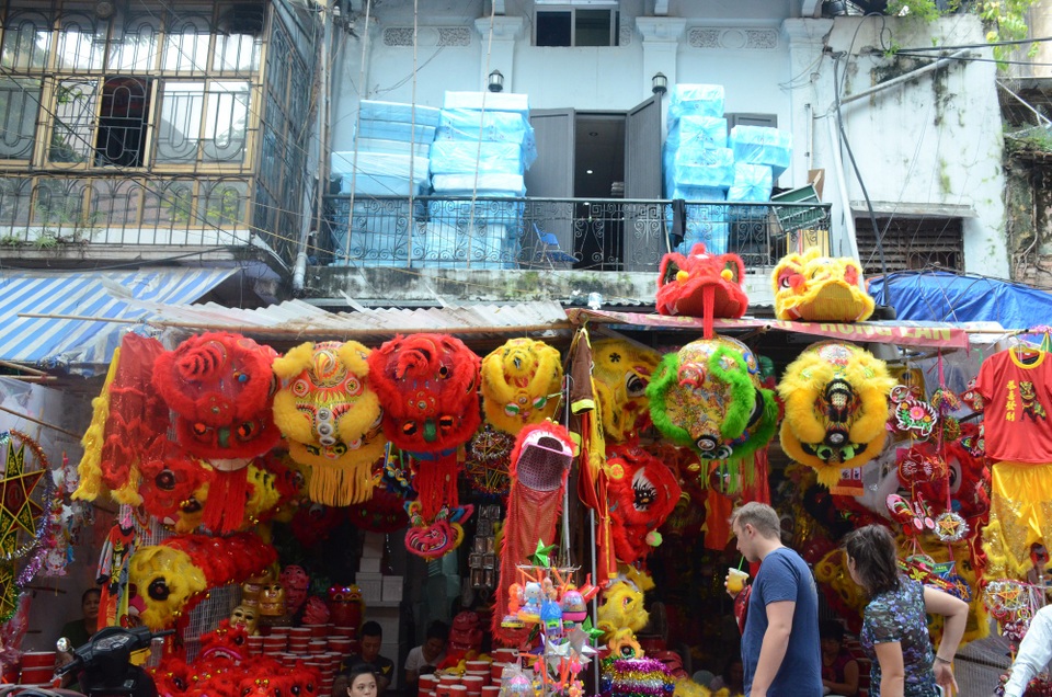 Đầu sư tử với đủ loại kích cỡ và chất liệu được bày bán nhiều tại các cửa hàng trên phố Hàng Mã.