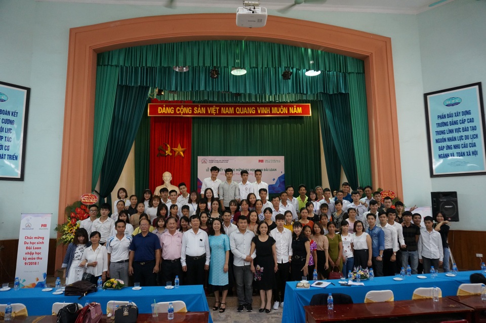 Công ty PM cho đoàn du học sinh Đài Loan nhập học kỳ mùa thu 2018 - 1 Ngày 16/9 tại Hà Nội, lễ tổng kết và chúc mừng du học sinh Đài Loan nhập học kỳ mùa thu tháng 9/2018 đã được Trường Trung cấp Công nghệ và Quản trị Kinh doanh Hà Nội (CTA) và Công ty CP Đầu tư và Nhân lực Quốc tế PM tổ chức.