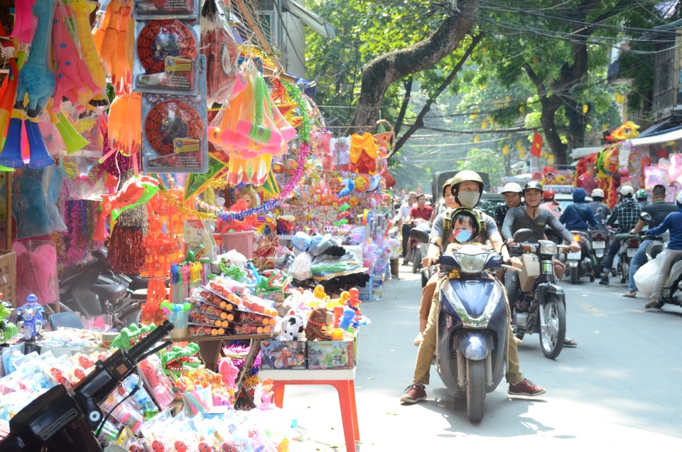 Thời điểm này, dòng người đi sắm trung thu cũng đã bắt đầu tấp nập, nhộn nhịp. Trong đó, đông nhất là vào các buổi chiều và tối, con phố Hàng Mã thường xuyên xảy ra cảnh ùn ứ, tắc đường.
