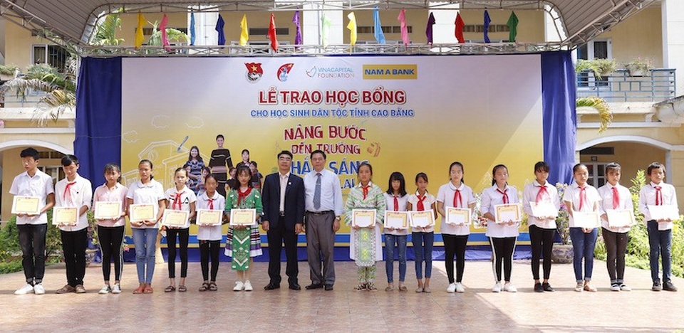 Ông Nguyễn Danh Thiết – Giám đốc Nam A Bank Khu vực Miền Bắc và Ông Lục Văn Dương – Phó Giám đốc Sở Giáo dục & Đào tạo tỉnh Cao Bằng cùng trao học bổng cho các em.