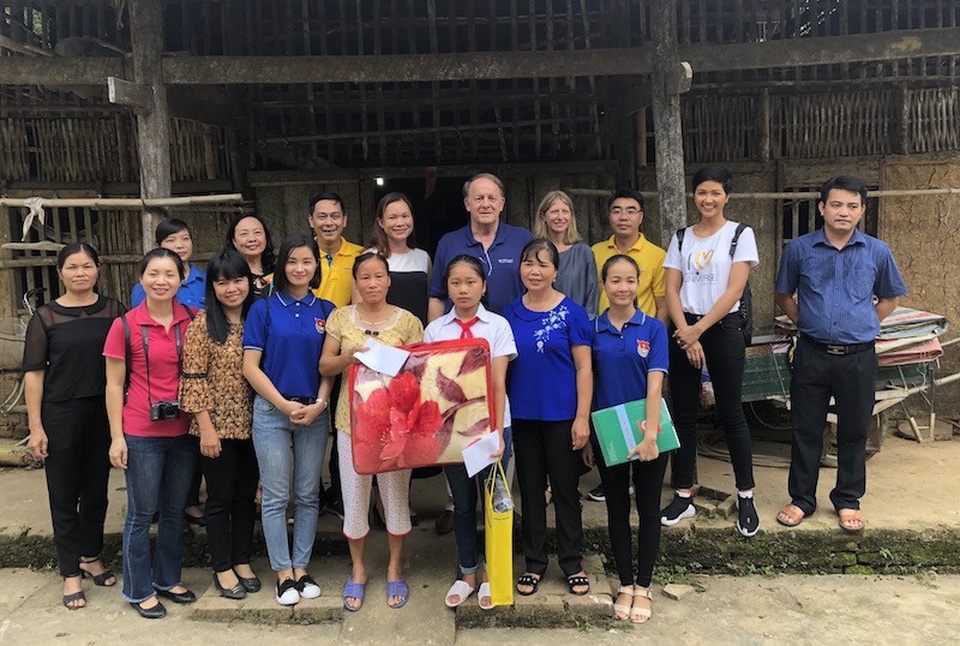 Bên cạnh trao học bổng cho các em học sinh, Nam A Bank còn trực tiếp đến thăm hỏi, động viên và tặng quà cho những gia đình có hoàn cảnh khó khăn tại địa phương. Sự san sẻ này phần nào giúp bà con thêm vững tin vào cuộc sống, tiếp tục phấn đấu lao động để có thêm điều kiện cho con em đi học.