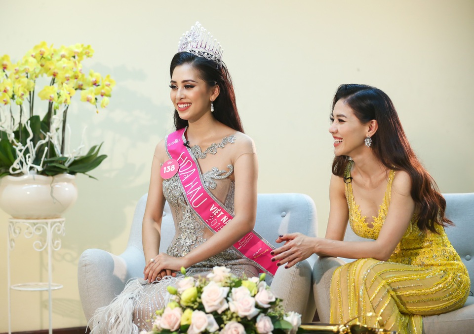 Tân Hoa hậu nói gì khi MC Nguyên Khang nhắc chuyện Á hậu bán dâm nghìn đô? - 3 Tiểu Vy vui vẻ tiết lộ cô chưa có bạn trai.