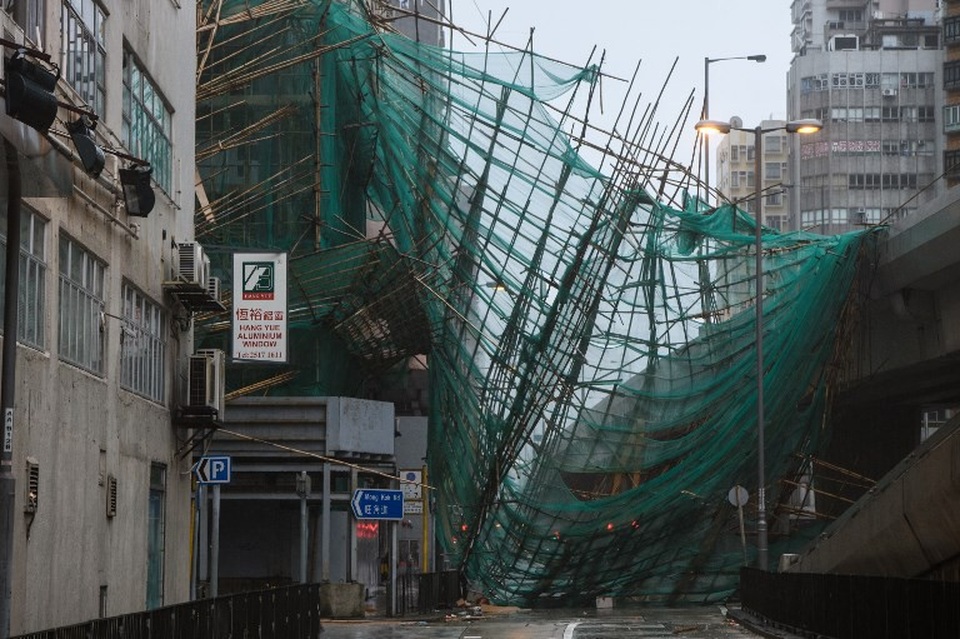 Hong Kong tan hoang sau siêu bão mạnh nhất thế giới - 6 Các ngôi nhà cao tầng kiên cố cũng lắc lư do gió giật khi bão Mangkhut đổ bộ. Nhiều người Hong Kong đã thực hiện các biện pháp bảo vệ như dán băng keo lên các cửa kính để bảo vệ các căn nhà trước nguy cơ bị bão tàn phá. (Ảnh: Reuters)