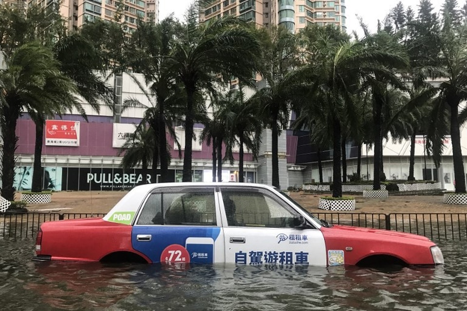 Hong Kong tan hoang sau siêu bão mạnh nhất thế giới - 2 Cơ quan khí tượng Hong Kong đã ban bố cảnh báo bão ở cấp 10, cấp cao nhất trên thang đo bão, do sức tàn phá khủng khiếp của bão Mangkhut. Toàn bộ đặc khu kinh tế này gần như bị “tê liệt” khi giao thông dừng hoạt động và các tuyến đường bị ngập lụt. (Ảnh: AFP)