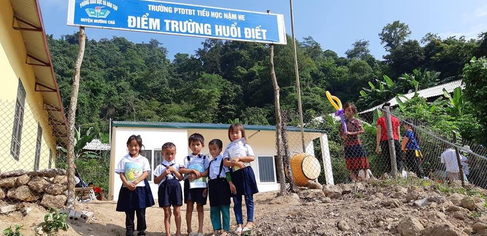 Khánh thành công trình phòng học Dân trí thứ 21 tại điểm trường Huổi Điết, Điện Biên - 3
Niềm vui của các em học sinh điểm trường Huổi Điết trong ngày khánh thành công trình phòng học mang tên Dân trí