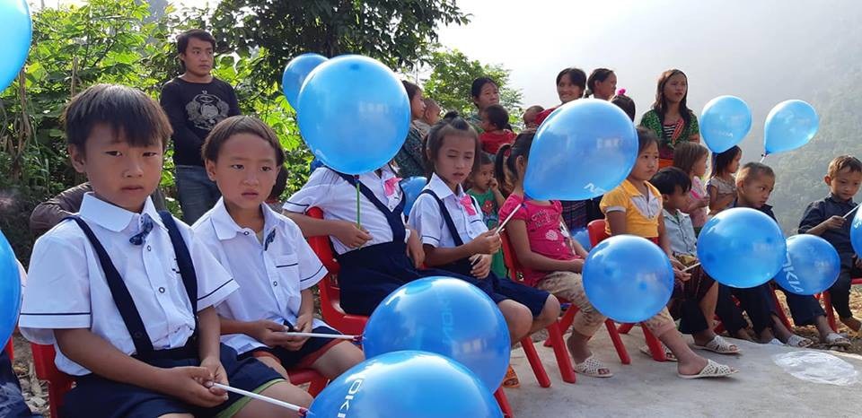 Khánh thành công trình phòng học Dân trí thứ 21 tại điểm trường Huổi Điết, Điện Biên - 7
Các em học sinh điểm trường Huổi Điết tươi vui trọng bộ áo quần đồng phục mới tham dự lễ khánh thành