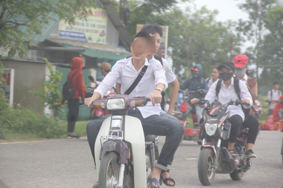 Hãi hùng cảnh học sinh dàn hàng trên quốc lộ, “làm ngơ” luật giao thông - 12 Những cảnh học sinh điều khiển xe máy phóng nhanh, vượt ẩu khiến nhiều người rùng mình