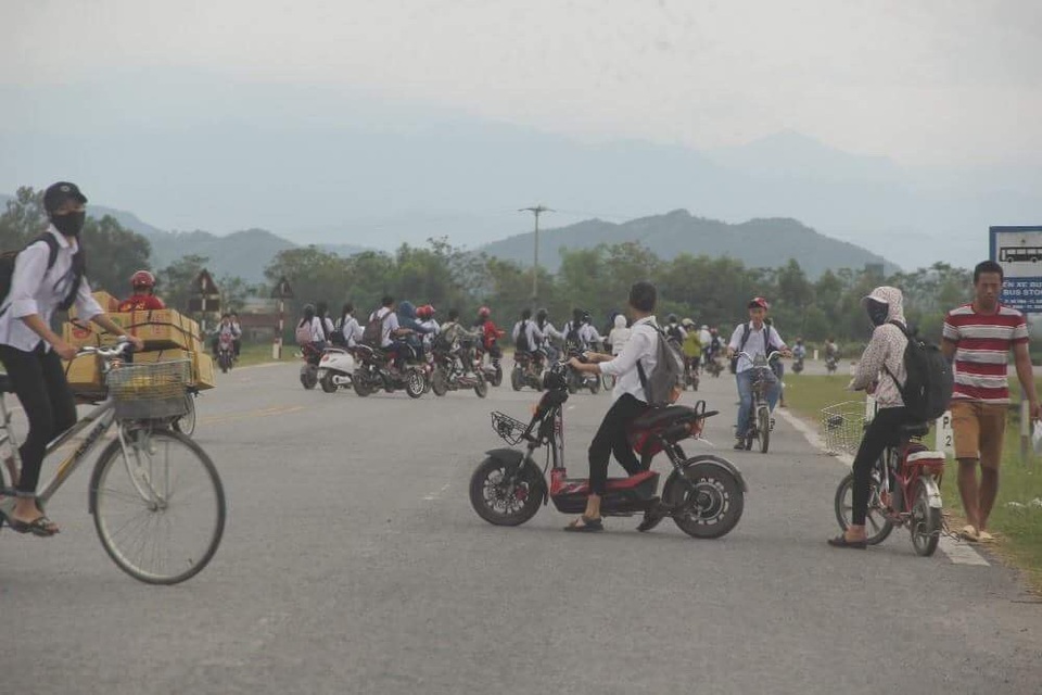 Hãi hùng cảnh học sinh dàn hàng trên quốc lộ, “làm ngơ” luật giao thông - 3 Cảnh học sinh nhốn nháo qua đường hết sức nguy hiểm