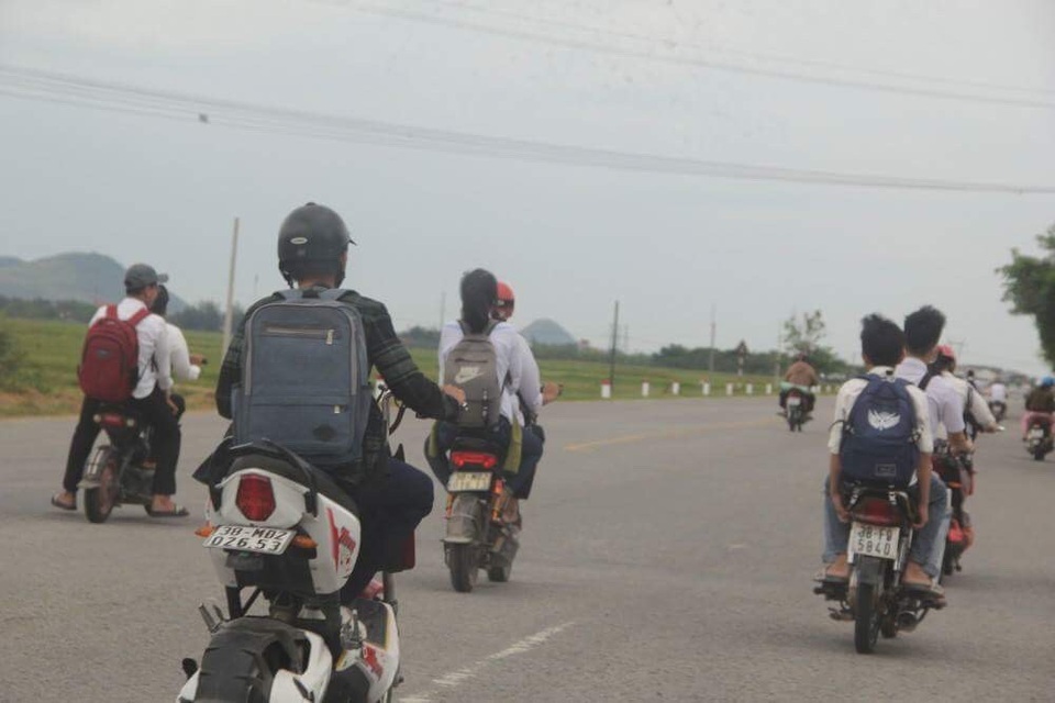 Hãi hùng cảnh học sinh dàn hàng trên quốc lộ, “làm ngơ” luật giao thông - 1 Học sinh dàn hàng ngang trên quốc lộ 8A như thế này