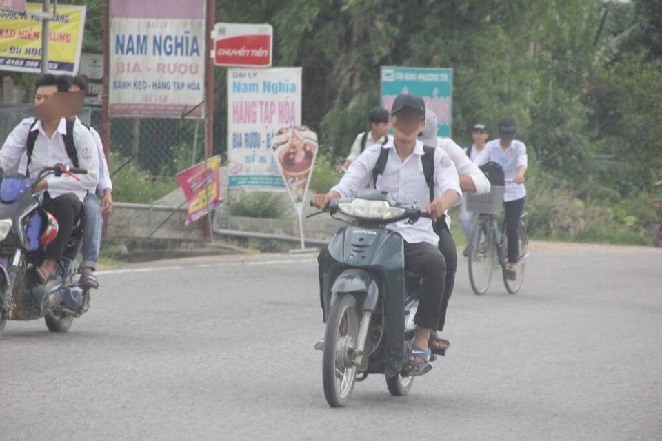 Hãi hùng cảnh học sinh dàn hàng trên quốc lộ, “làm ngơ” luật giao thông - 7 Hãi hùng cảnh học sinh dàn hàng trên quốc lộ, “làm ngơ” luật giao thông - 7