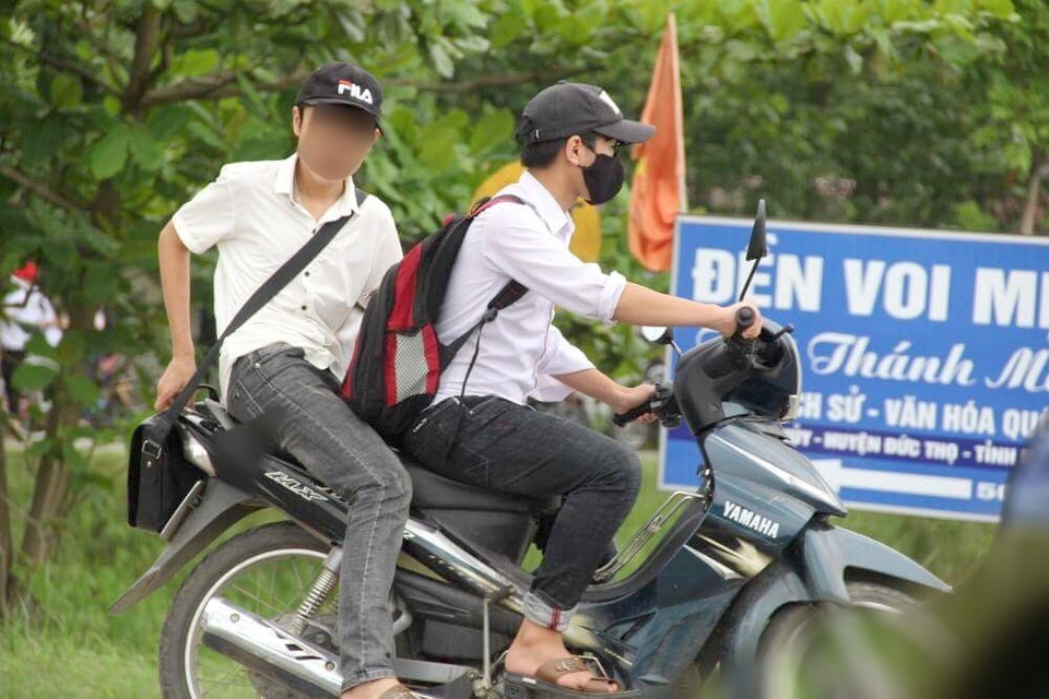 Hãi hùng cảnh học sinh dàn hàng trên quốc lộ, “làm ngơ” luật giao thông - 2 Chưa đủ tuổi điều khiển xe mô tô 2 bánh, xe mô tô 3 bánh có dung tích xi-lanh từ 50 cm3 trở lên nhưng nhiều em vẫn làm ngơ, thậm chí còn không đội mũ bảo hiểm