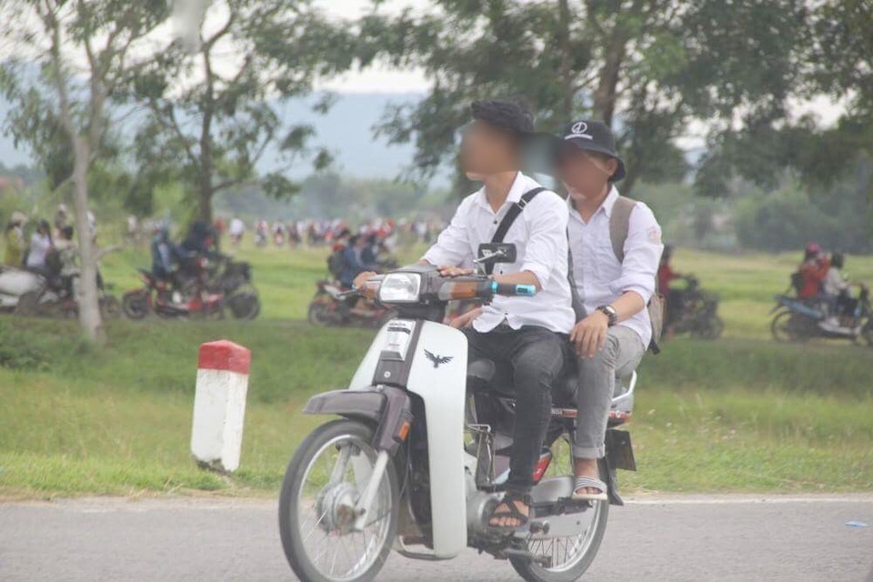 Hãi hùng cảnh học sinh dàn hàng trên quốc lộ, “làm ngơ” luật giao thông - 6 Hãi hùng cảnh học sinh dàn hàng trên quốc lộ, “làm ngơ” luật giao thông - 6