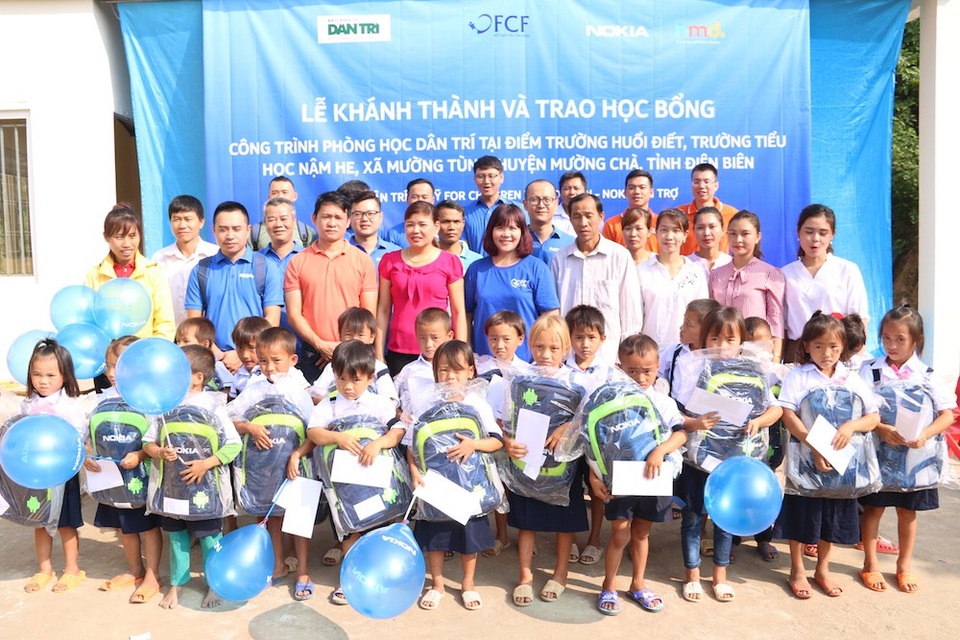 Khánh thành công trình phòng học Dân trí thứ 21 tại điểm trường Huổi Điết, Điện Biên - 5
25 suất học bổng cùng nhiều phần quà có giá trị như ba lô, sách vở, bút viết đã được Nokia Việt Nam trao tặng đến các em học sinh điểm trường Huổi Điết, trường tiểu học Nậm He (huyện Mường Chà, tỉnh Điện Biên) nhân dịp khánh thành phòng học