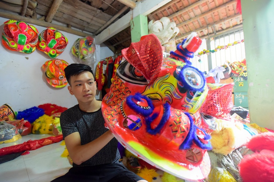 Xưởng làm đầu lân tất bật trước Tết Trung thu - 9
Cữ mỗi dịp Trung thu là xưởng làm cả ngày lẫn đêm mới đủ hàng giao cho khách, anh Dương Trọng Quyết (công nhân của xưởng) cho biết.