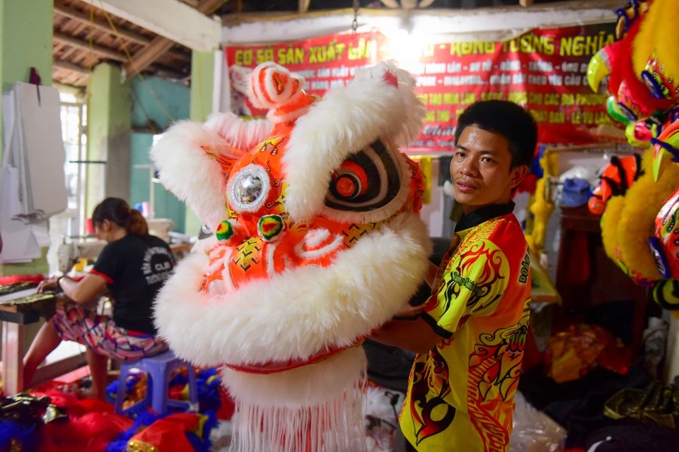 Xưởng làm đầu lân tất bật trước Tết Trung thu - 11
Đầu lân đẹp không chỉ bởi màu sắc, mà hình thù phải toát lên cái hồn và thần thái riêng. Miệng lân tuy dữ nhưng phải tươi, trọng lượng nhẹ, bền chịu được va đập khi biểu diễn.
