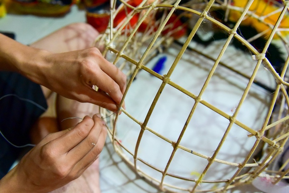 Xưởng làm đầu lân tất bật trước Tết Trung thu - 3
Công đoạn đầu tiên là tạo khung đầu lân với nhiều chi tiết phức tạp được làm từ tre, trúc, mây. Khung phải đảm bảo độ lồi lõ nhưng vẫn rõ đường nét để sau khi trang trí vẫn thể hiện được cái hồn của đầu lân.