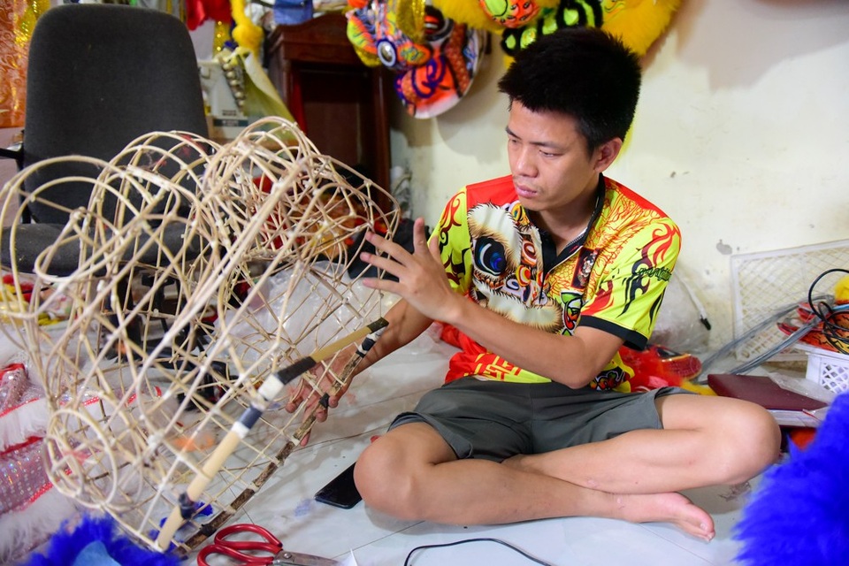 Xưởng làm đầu lân tất bật trước Tết Trung thu - 2
Anh Tường bắt đầu làm đầu lân từ năm 2008. Để hoàn thiện một đầu lân, người thợ phải trải qua nhiều công đoạn cầu kỳ, tỷ mỉ.