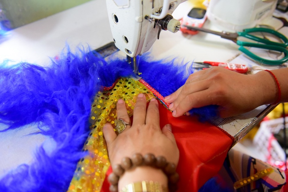 Xưởng làm đầu lân tất bật trước Tết Trung thu - 5
Công việc rất vất vả, làm đầu lân cần phải tỉ mẩn, chính xác. Những công đoạn tiếp nối, nếu làm hỏng công đoạn này thì công đoạn sau lại không làm được. Biết là vất vả nhưng đam mê với nghề nên vợ chồng đều cố gắng theo nghề, chị Mẫn chia sẻ.