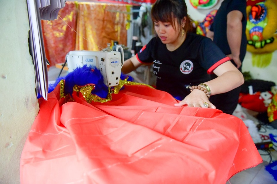 Xưởng làm đầu lân tất bật trước Tết Trung thu - 4
Nhiều năm đồng hành cùng chồng, chị Nguyễn Thị Mẫn (28 tuổi, vợ anh Tưởng) thấu hiểu sự vất vả của nghề. Chị đảm nhận việc cắt kim sa, vải làm thân, rồi may vảy, quần cho lân, rồng.