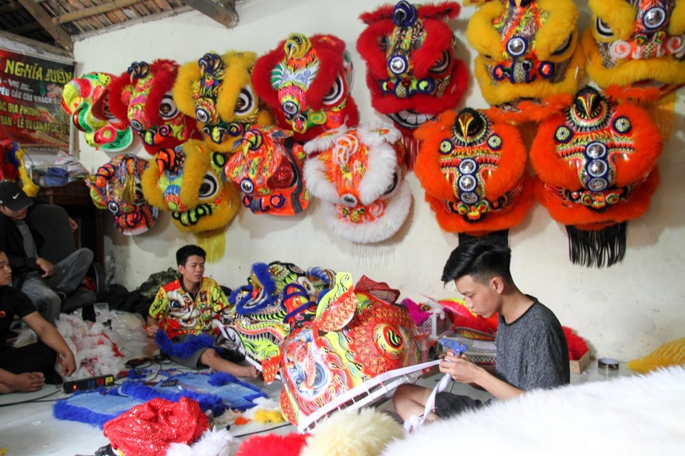 Xưởng làm đầu lân tất bật trước Tết Trung thu - 13
Đầu lân sư rồng được khách hàng ở Hà Nội và nhiều tỉnh khác như Cà Mau, Đắk Lắk, Bình Thuận đặt hàng mua từ sớm. Ngoài ra, sản phẩm còn được bán cho khách hàng ở Autralia, Malaysia, Balan.