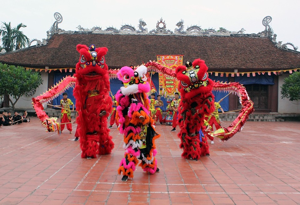 Xưởng làm đầu lân tất bật trước Tết Trung thu - 14
Một màn biểu diễn múa lân ở sân đình.