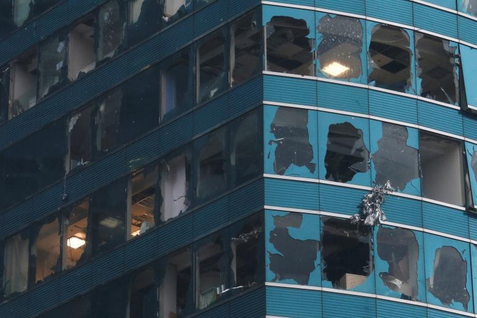 Bão Mangkhut đổ bộ Hong Kong: Nhà cao tầng rung lắc như có động đất - 2
Cửa sổ ở tòa nhà văn phòng One Harbourfront (Hong Kong) bị vỡ hàng loạt do bão Mangkhut. (Ảnh: Reuters)