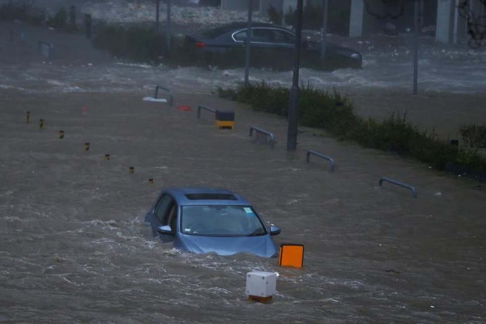Bão Mangkhut đổ bộ Hong Kong: Nhà cao tầng rung lắc như có động đất - 4
Đường phố ở Heng Fa Chuen (Hong Kong) biến thành sông do bão Mangkhut. (Ảnh: Reuters)