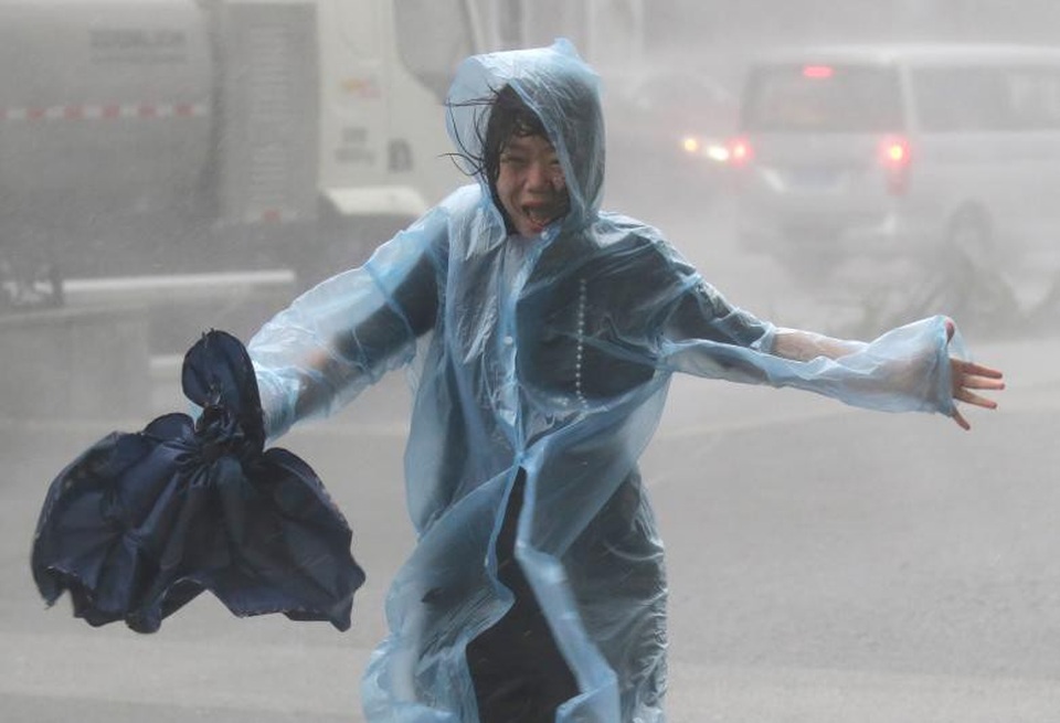 Bão Mangkhut đổ bộ Hong Kong: Nhà cao tầng rung lắc như có động đất - 5
(Ảnh: Reuters)