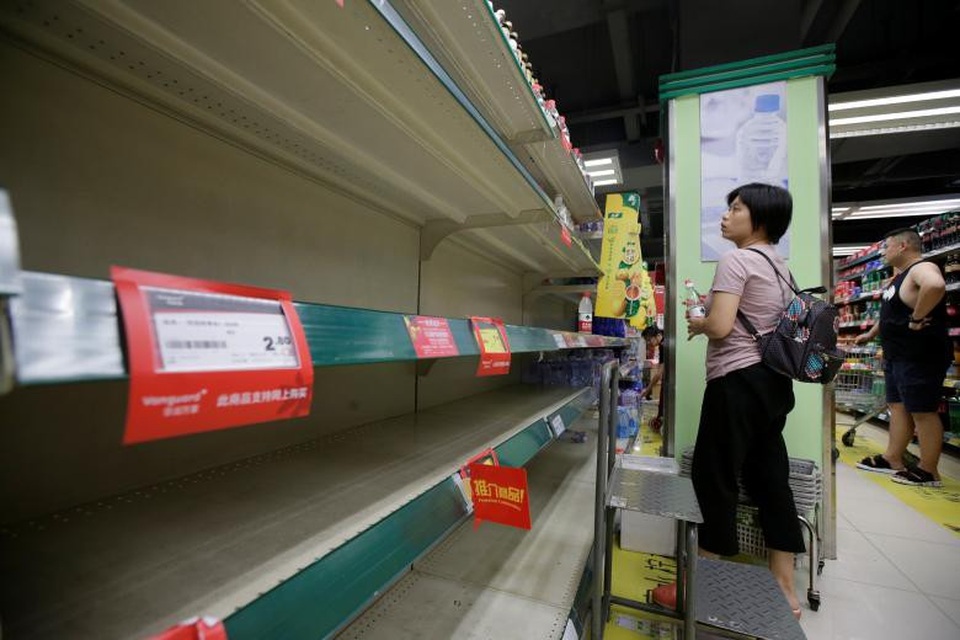 Bão Mangkhut đổ bộ Hong Kong: Nhà cao tầng rung lắc như có động đất - 7
Các gian hàng thực phẩm cháy hàng khi người dân địa phương lo tích trữ mùa bão. (Ảnh: Reuters)