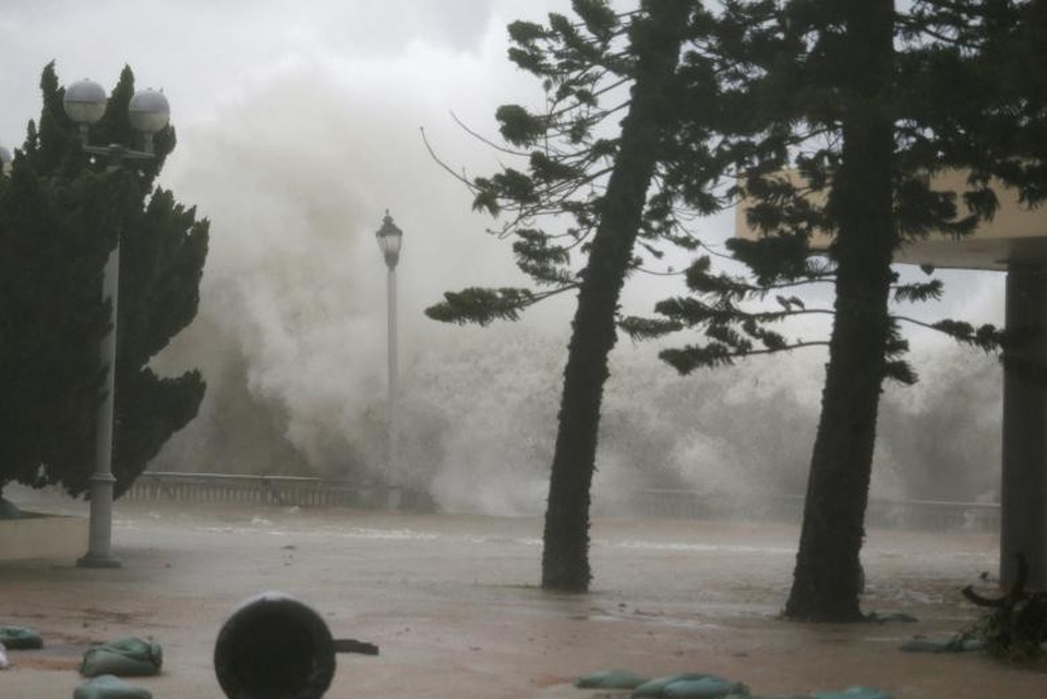Bão Mangkhut đổ bộ Hong Kong: Nhà cao tầng rung lắc như có động đất - 3
Bão Mangkhut khiến nước biển dâng cao. (Ảnh: Reuters)