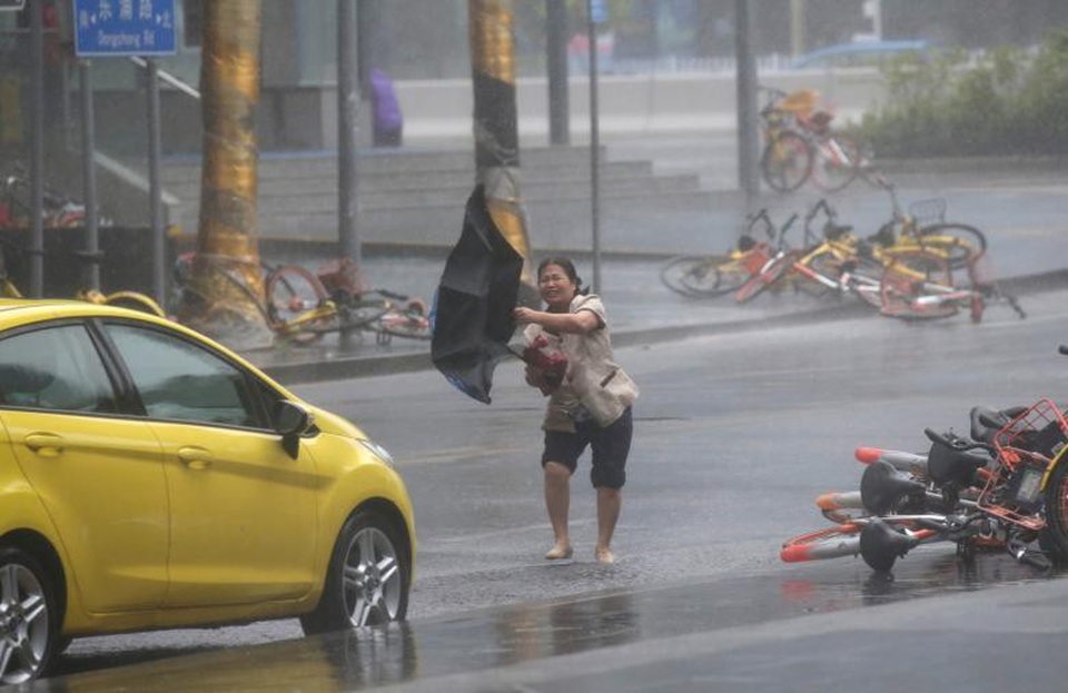 Bão Mangkhut đổ bộ Hong Kong: Nhà cao tầng rung lắc như có động đất - 6
(Ảnh: Reuters)