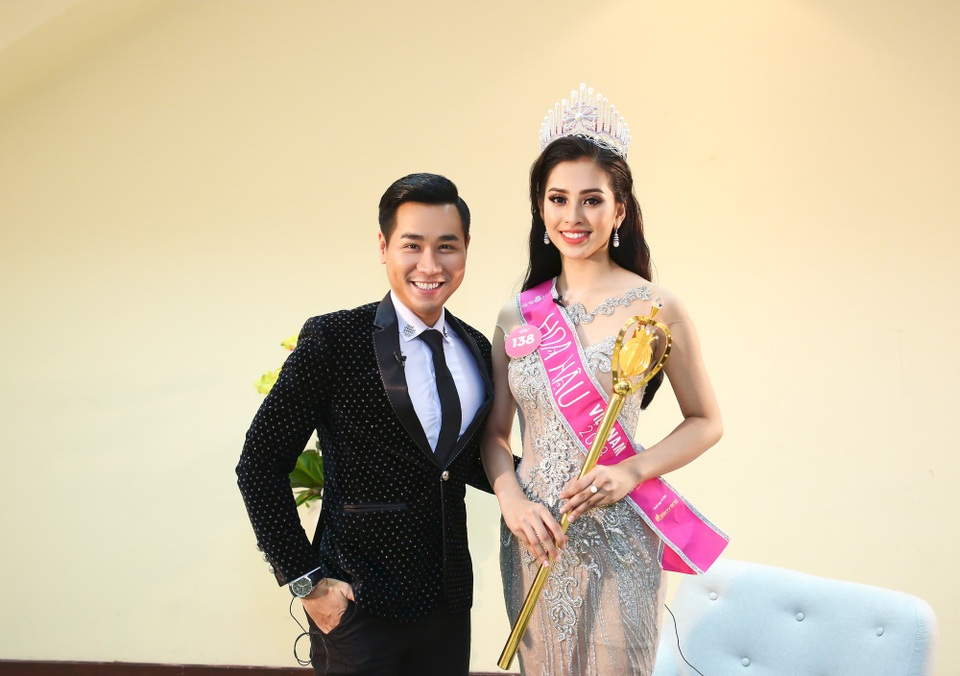 Tân Hoa hậu nói gì khi MC Nguyên Khang nhắc chuyện Á hậu bán dâm nghìn đô? - 4 Tân Hoa hậu nói gì khi MC Nguyên Khang nhắc chuyện Á hậu bán dâm nghìn đô? - 4