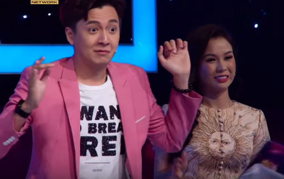 Cụ bà 85 tuổi khiêu vũ mạnh bạo, nhào lộn gây sửng sốt - 3 ... Ca sĩ Ngô Kiến Huy trợn tròn mắt vì kinh ngạc.