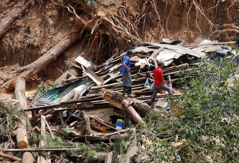 Cứu hộ Philippines cào đất tìm 40 thi thể bị chôn vùi sau siêu bão - 11 Sau khi nghe tin về các vụ sạt lở đất gây chết người, Tổng thống Philippines Rodrigo Duterte hôm nay đã đề xuất đóng cửa tất cả các mỏ khai thác khoáng sản để tránh lặp lại thảm kịch do bão Mangkhut gây ra. (Ảnh: Reuters)