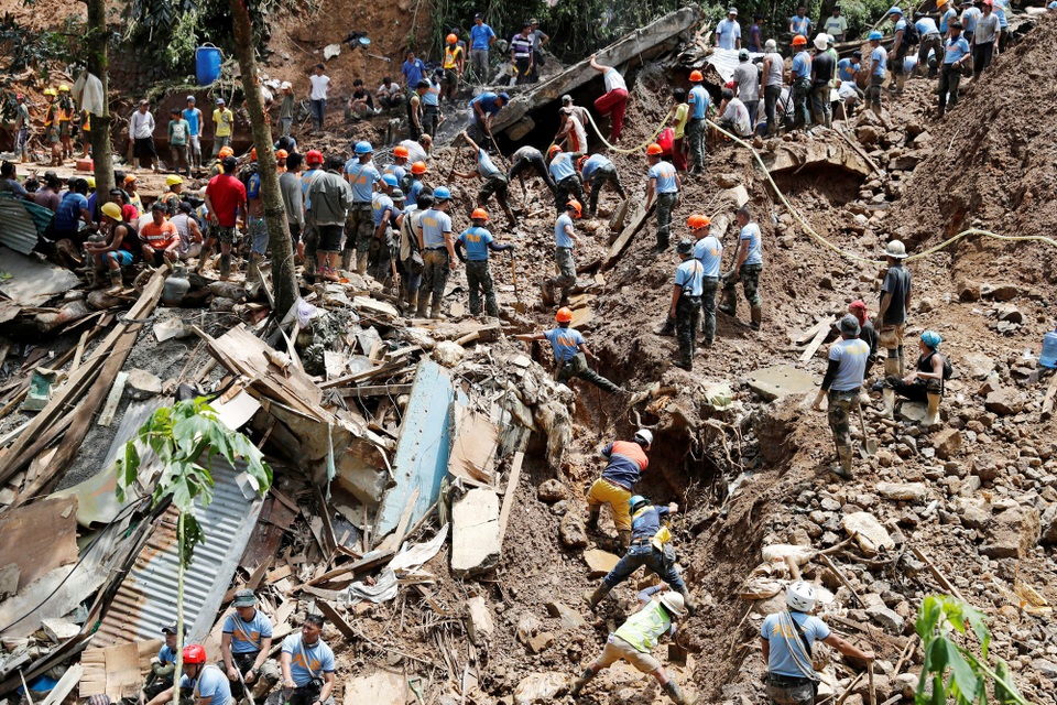 Cứu hộ Philippines cào đất tìm 40 thi thể bị chôn vùi sau siêu bão - 12 Bão Mangkhut được đánh giá là cơn bão mạnh nhất thế giới trong năm nay. Sau khi đổ bộ Philippines, cơn bão này tiếp tục càn quét Hong Kong, Trung Quốc và gây thiệt hại nặng nề. (Ảnh: Reuters)