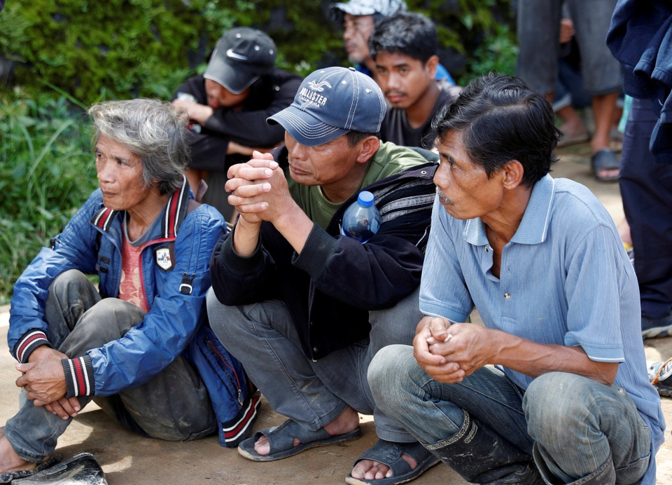 Cứu hộ Philippines cào đất tìm 40 thi thể bị chôn vùi sau siêu bão - 5 Người nhà các nạn nhân tập trung tại khu vực tìm kiếm để chờ tin tức người thân. (Ảnh: Reuters)