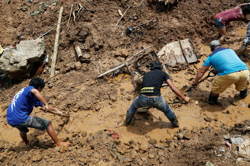 Cứu hộ Philippines cào đất tìm 40 thi thể bị chôn vùi sau siêu bão - 6 Theo Guardian, hơn 60 người đã trú ẩn trong một ngôi nhà khi bão ập đến. Tuy nhiên do cường độ bão quá mạnh, một phần núi đã đổ sập xuống mái nhà, chôn vùi nhiều người trong bùn đất. (Ảnh: Reuters)