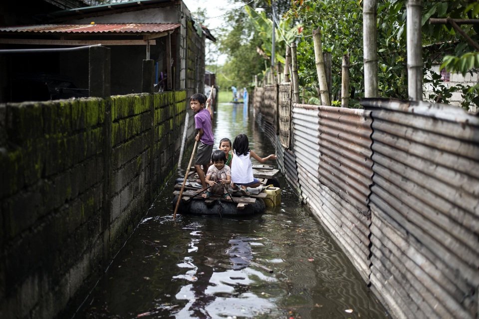 Siêu bão càn quét Philippines: 64 người chết, thiệt hại 6% GDP - 3
Ngoài số nạn nhân được xác nhận đã thiệt mạng, khoảng 40 người khác, trong đó phần lớn là thợ đào vàng, được cho là đã bị chôn vùi trong các trận sạt lở đất sau khi bão đổ bộ vào miền bắc Philippines. (Ảnh: AFP)